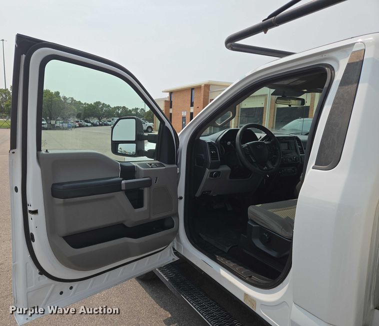 image for item DU6815 2019 Ford F250 Super Duty utility bed pickup truck