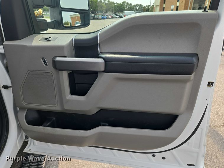 image for item DU6815 2019 Ford F250 Super Duty utility bed pickup truck