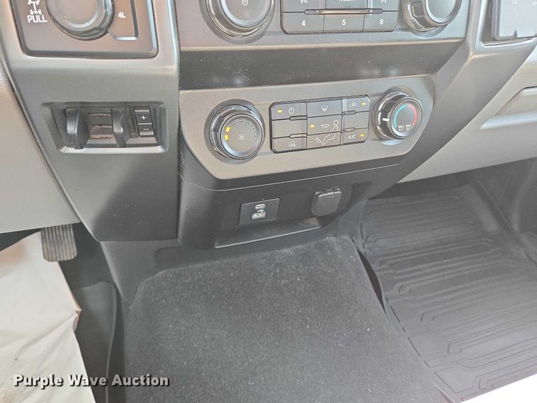 image for item DU6817 2020 Ford F250 Super Duty utility bed pickup truck