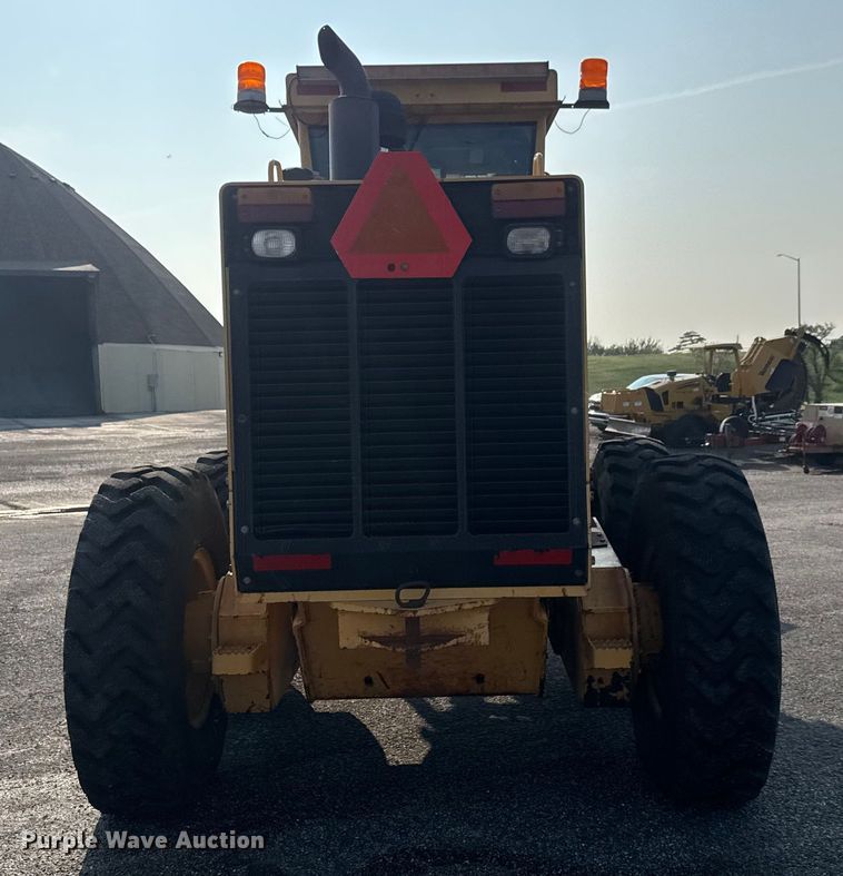 image for item DU6825 2001 John Deere 772CH motor grader