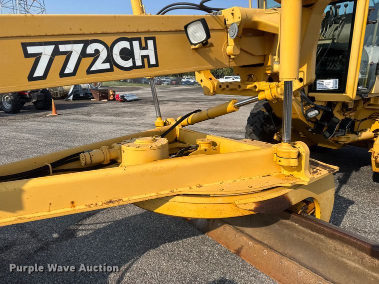 image for item DU6825 2001 John Deere 772CH motor grader
