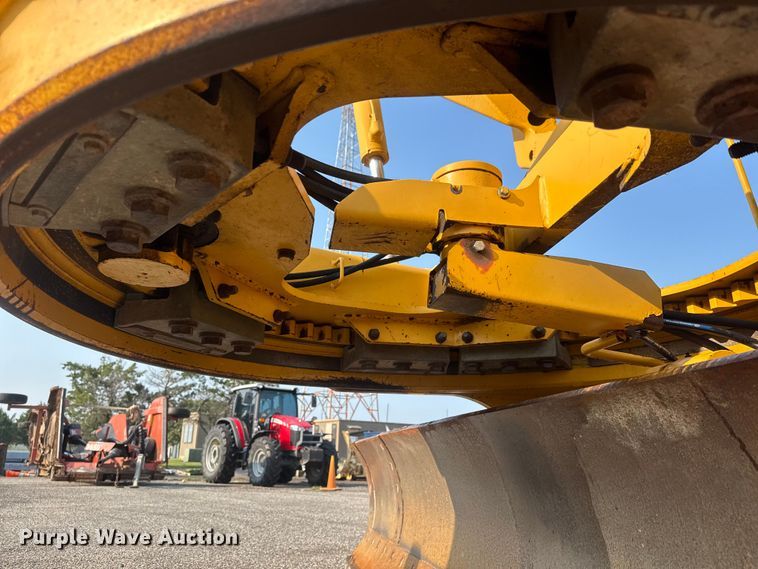 image for item DU6825 2001 John Deere 772CH motor grader