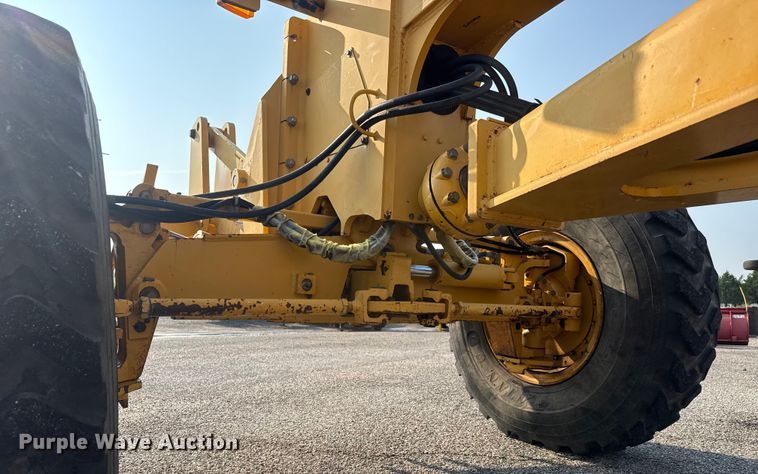 image for item DU6825 2001 John Deere 772CH motor grader