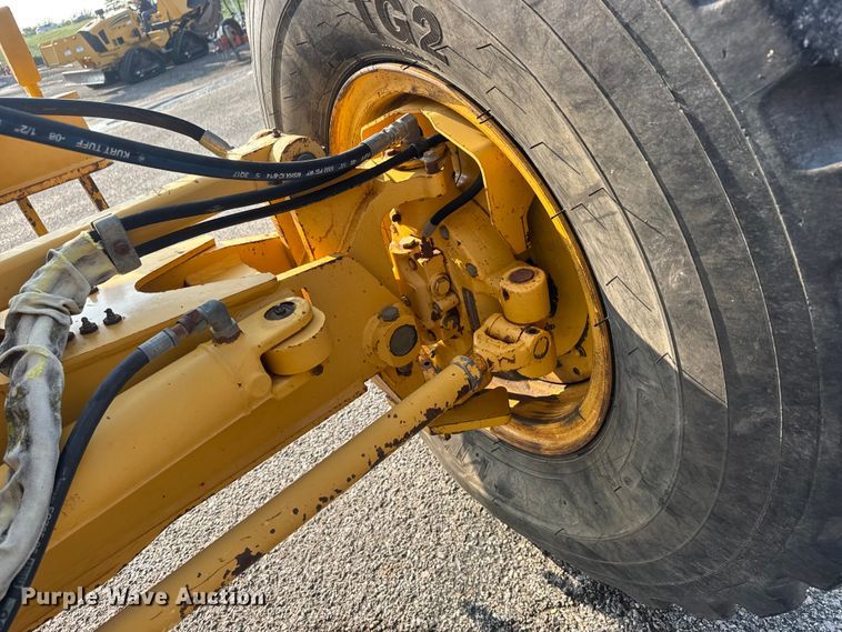 image for item DU6825 2001 John Deere 772CH motor grader