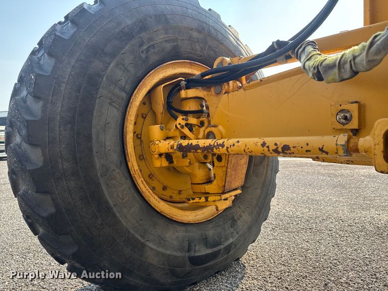 image for item DU6825 2001 John Deere 772CH motor grader