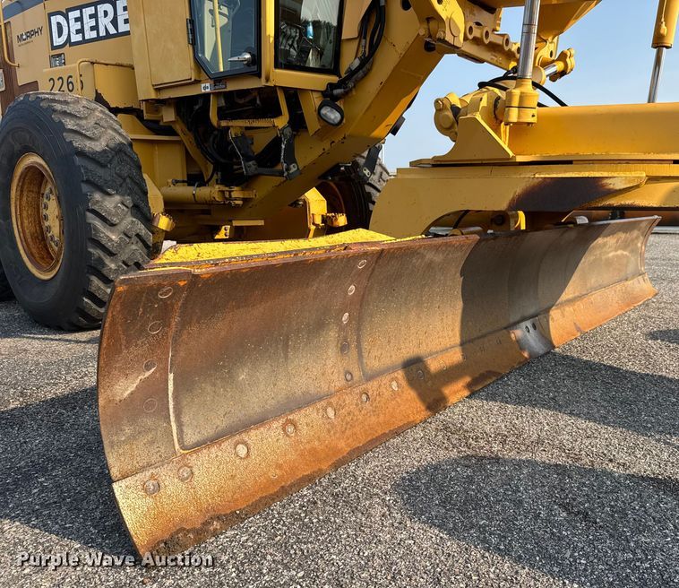 image for item DU6825 2001 John Deere 772CH motor grader