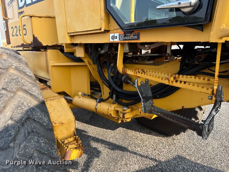 image for item DU6825 2001 John Deere 772CH motor grader