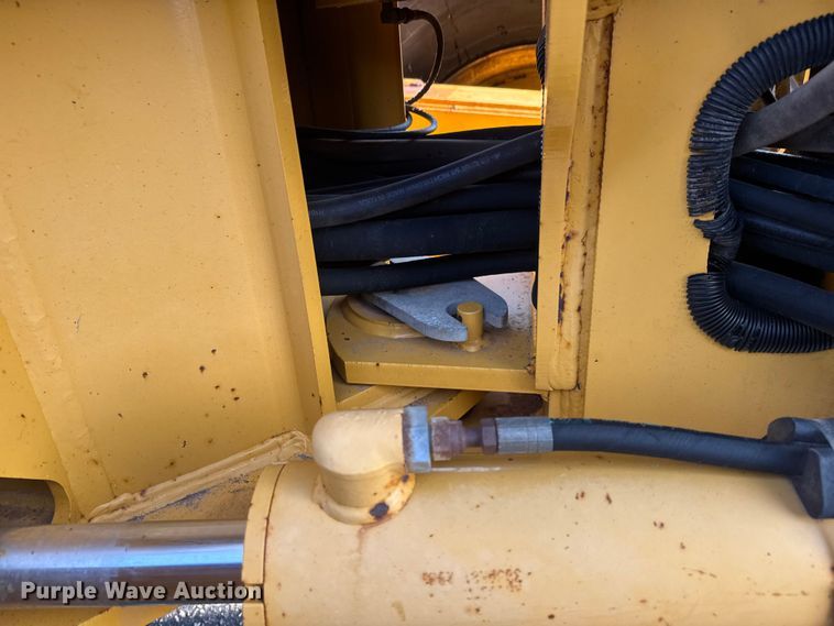 image for item DU6825 2001 John Deere 772CH motor grader