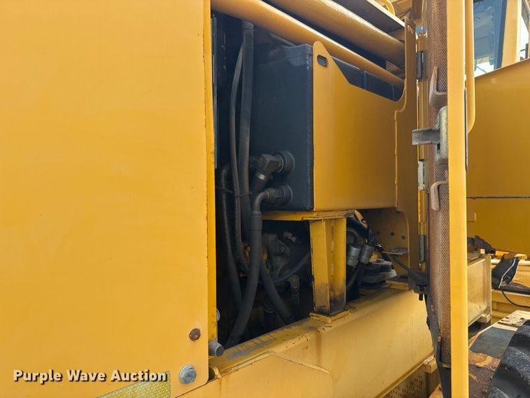 image for item DU6825 2001 John Deere 772CH motor grader