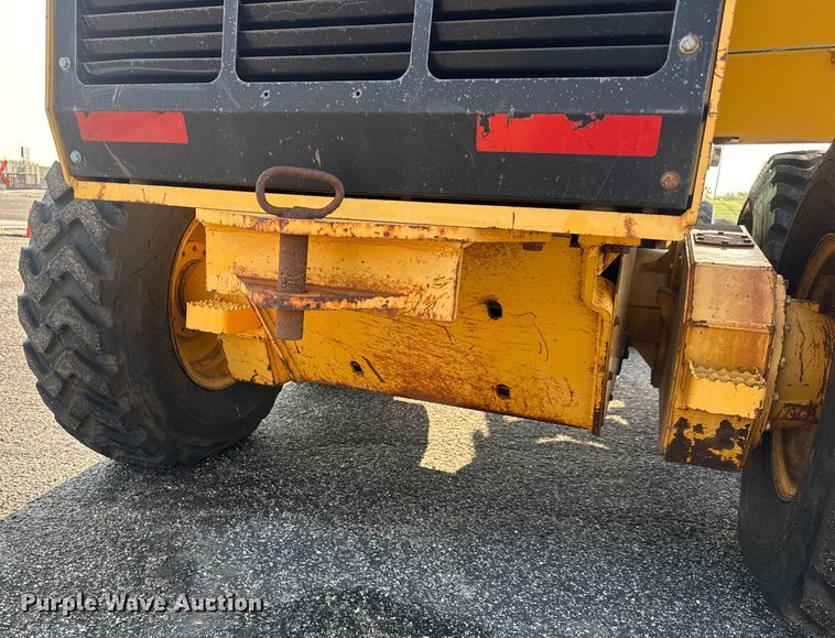 image for item DU6825 2001 John Deere 772CH motor grader