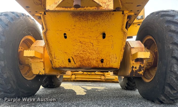 image for item DU6825 2001 John Deere 772CH motor grader