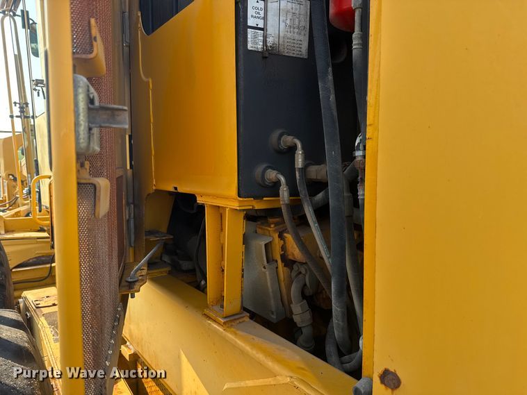 image for item DU6825 2001 John Deere 772CH motor grader