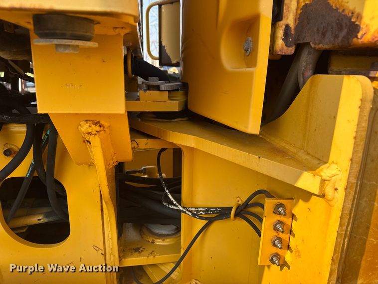 image for item DU6825 2001 John Deere 772CH motor grader