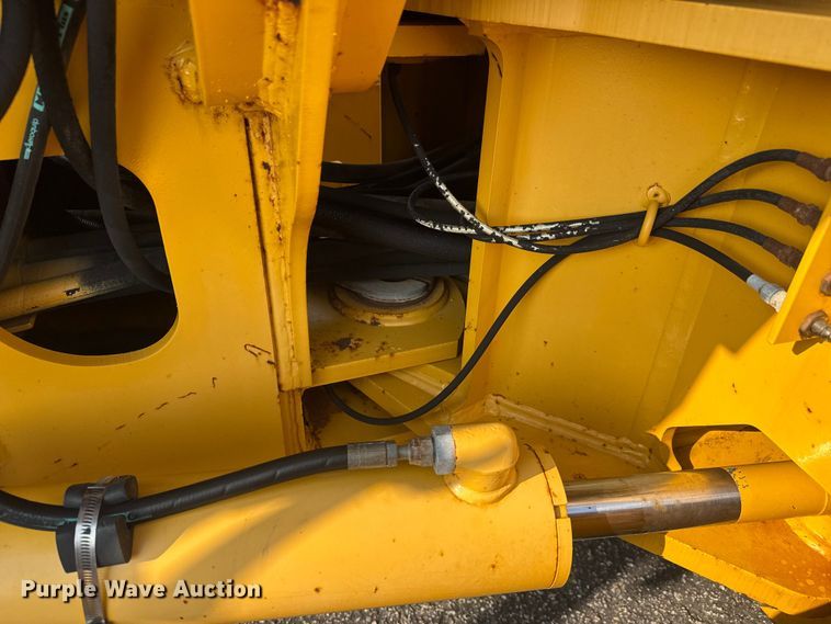 image for item DU6825 2001 John Deere 772CH motor grader