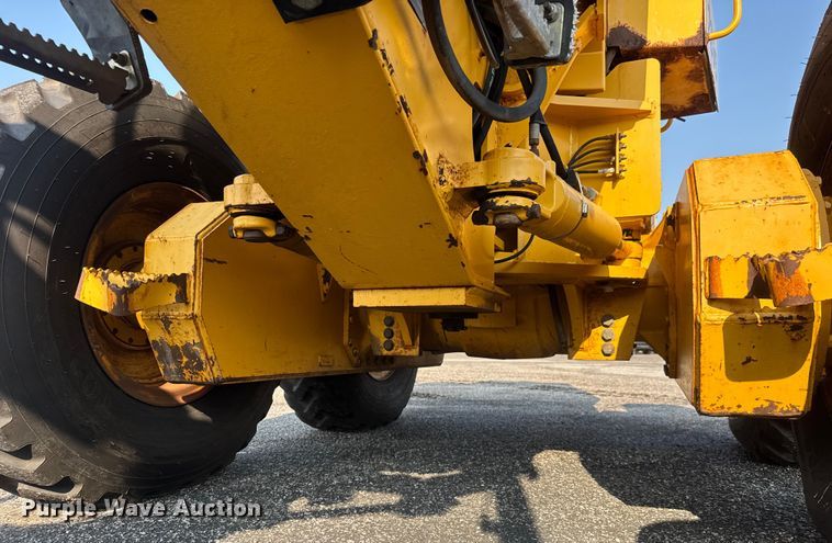 image for item DU6825 2001 John Deere 772CH motor grader