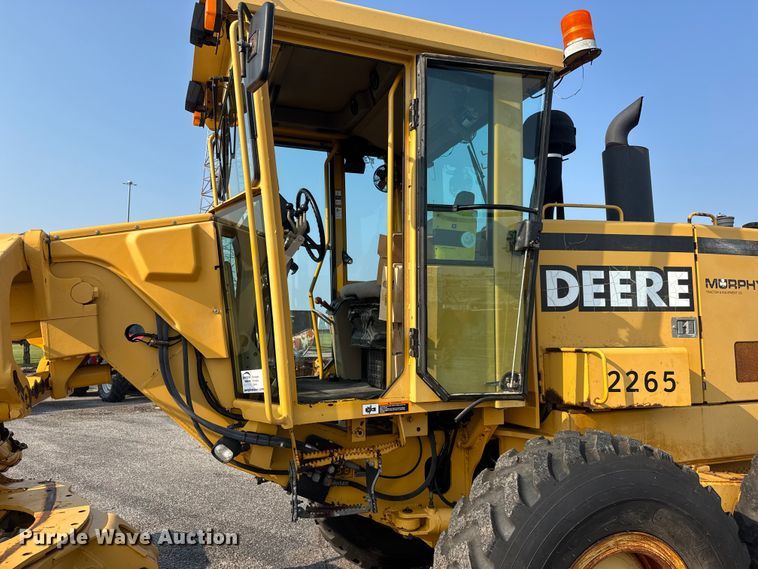 image for item DU6825 2001 John Deere 772CH motor grader