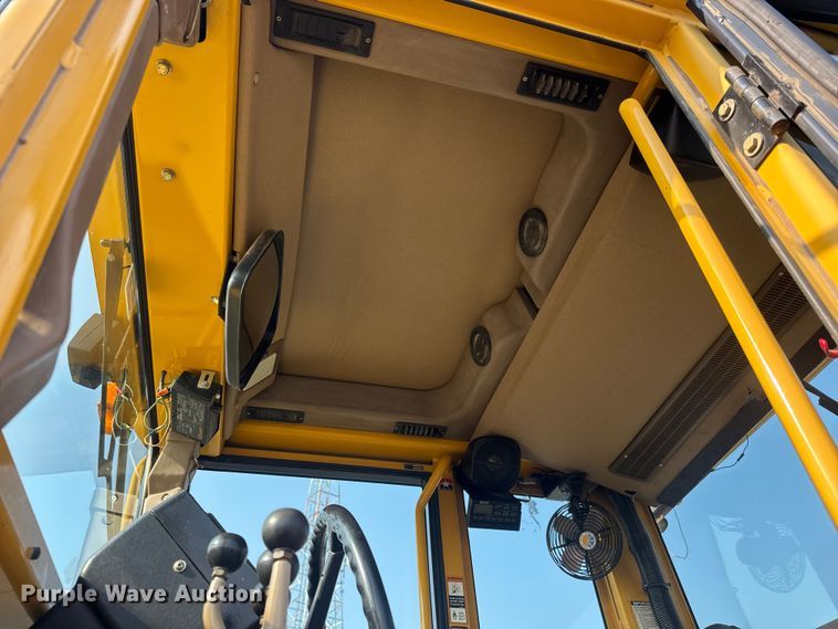 image for item DU6825 2001 John Deere 772CH motor grader