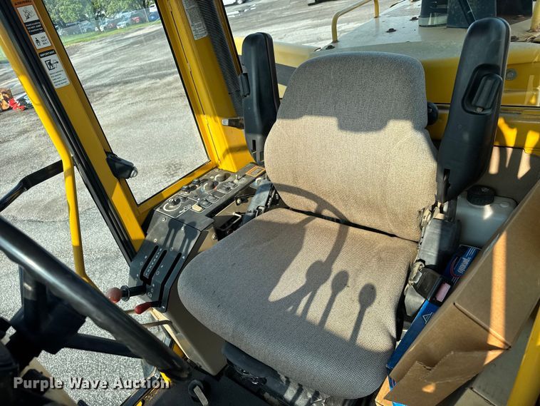 image for item DU6825 2001 John Deere 772CH motor grader