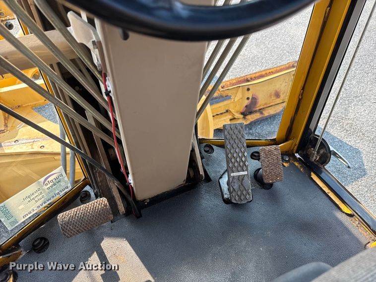 image for item DU6825 2001 John Deere 772CH motor grader