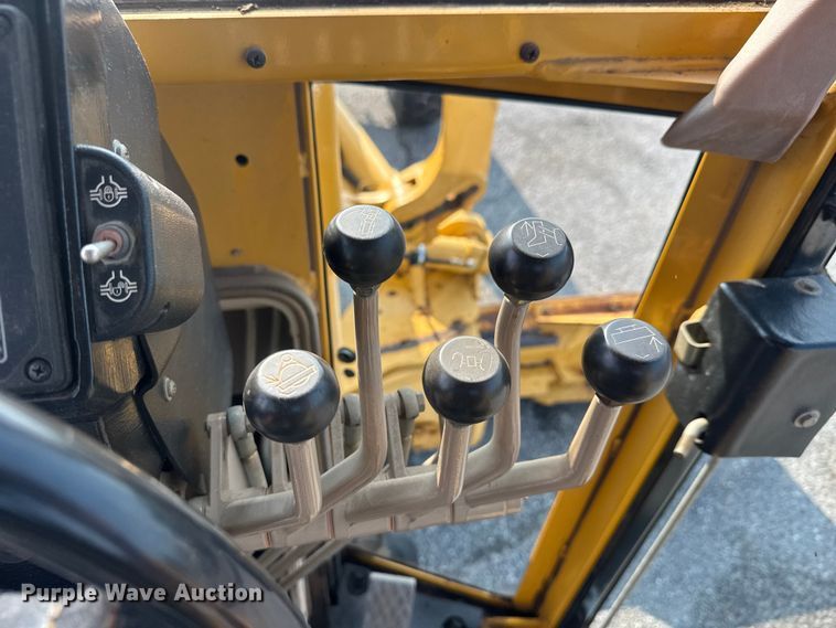 image for item DU6825 2001 John Deere 772CH motor grader