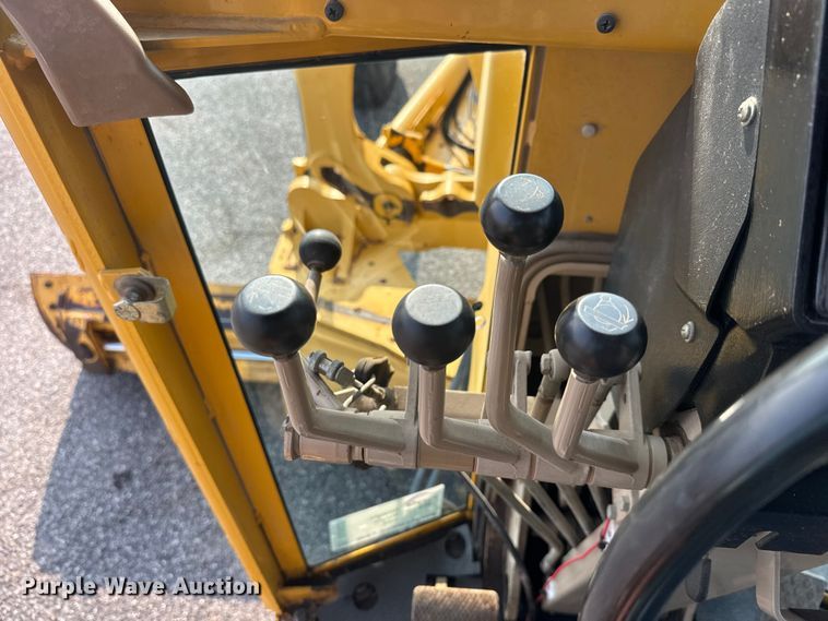 image for item DU6825 2001 John Deere 772CH motor grader