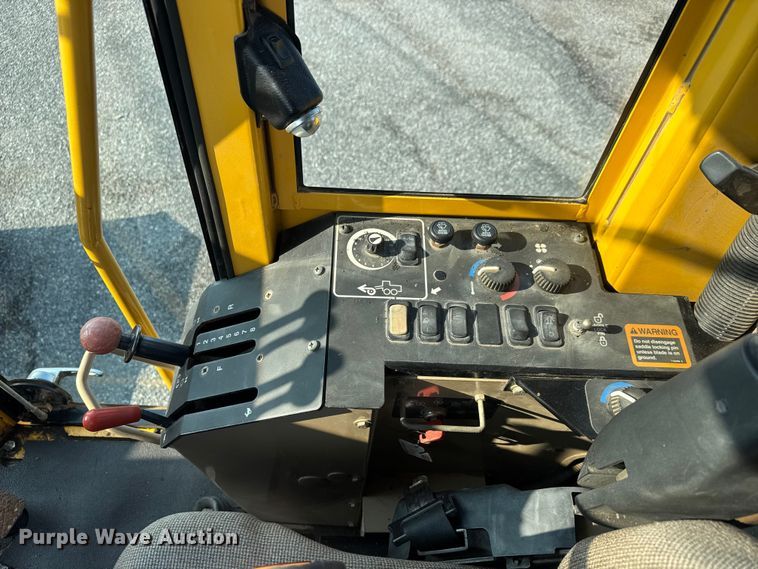 image for item DU6825 2001 John Deere 772CH motor grader