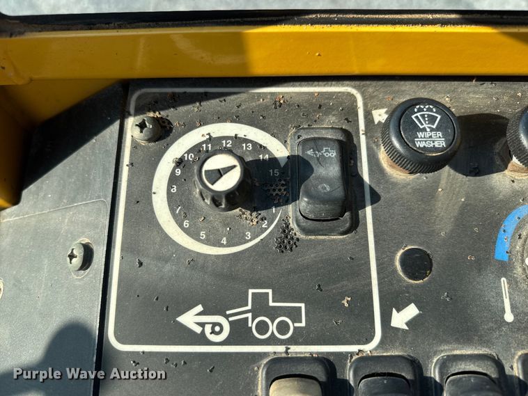 image for item DU6825 2001 John Deere 772CH motor grader