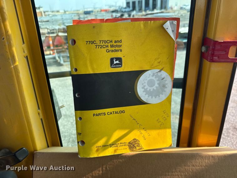 image for item DU6825 2001 John Deere 772CH motor grader
