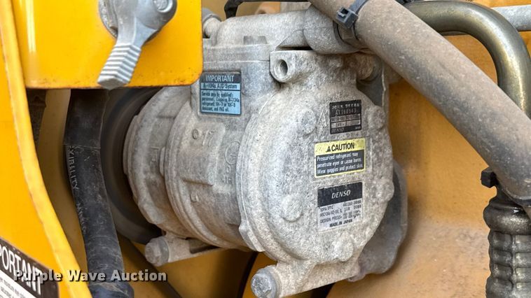 image for item DU6825 2001 John Deere 772CH motor grader