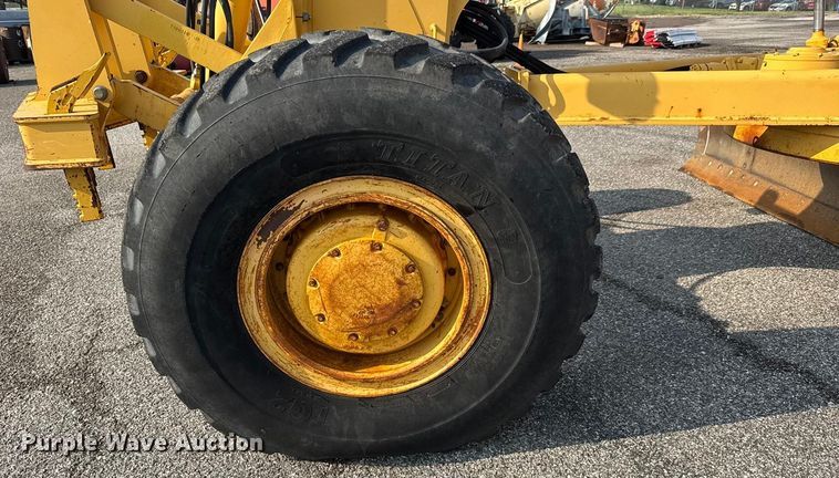 image for item DU6825 2001 John Deere 772CH motor grader