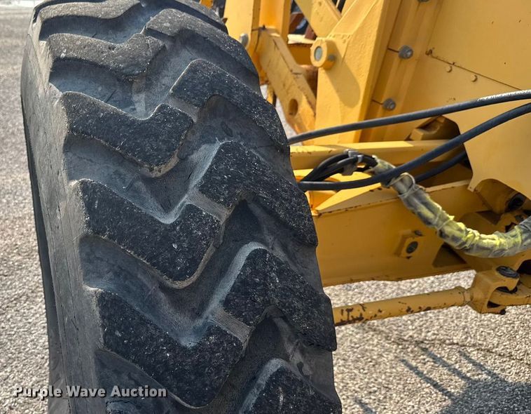 image for item DU6825 2001 John Deere 772CH motor grader