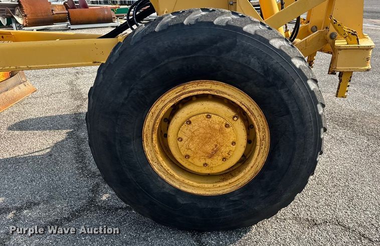 image for item DU6825 2001 John Deere 772CH motor grader