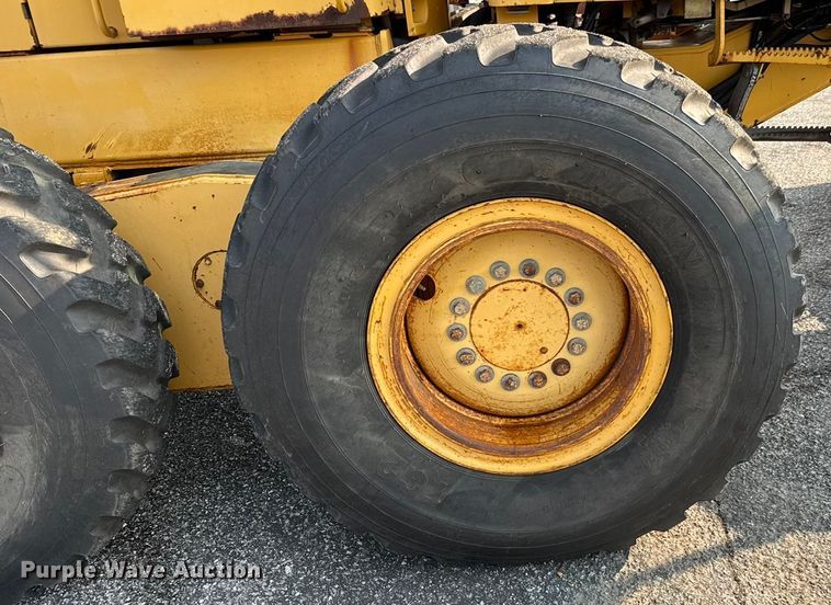 image for item DU6825 2001 John Deere 772CH motor grader