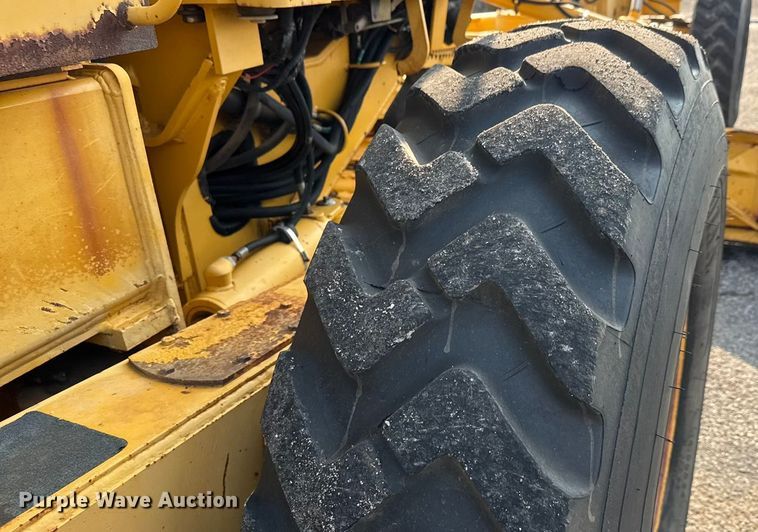 image for item DU6825 2001 John Deere 772CH motor grader