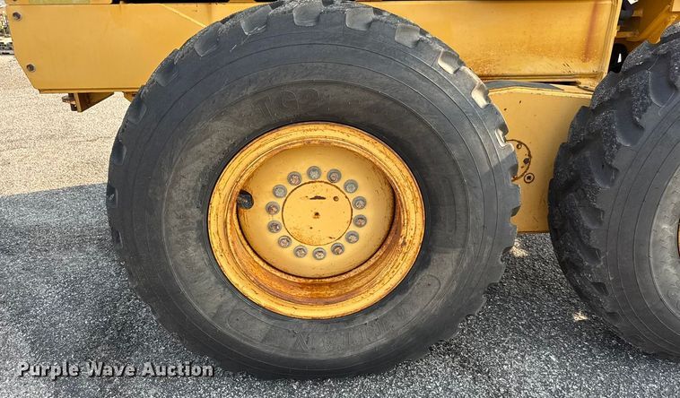 image for item DU6825 2001 John Deere 772CH motor grader