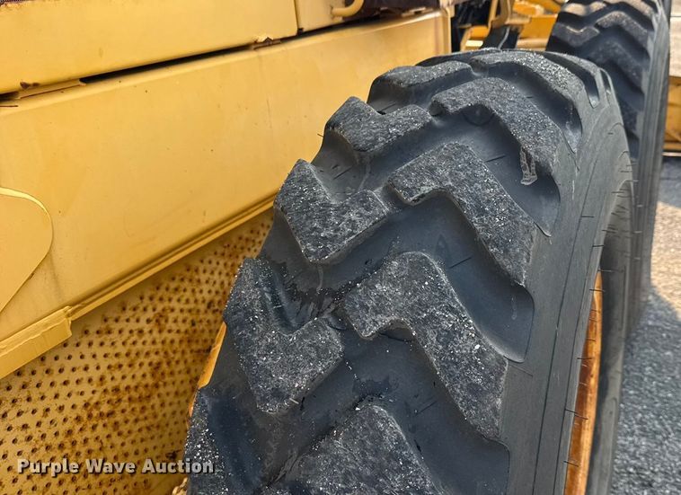 image for item DU6825 2001 John Deere 772CH motor grader