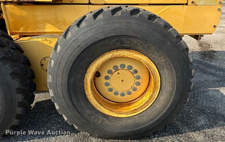 image for item DU6825 2001 John Deere 772CH motor grader