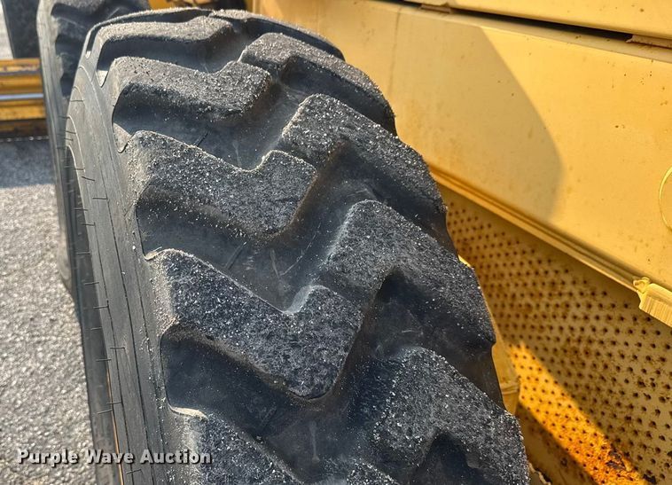 image for item DU6825 2001 John Deere 772CH motor grader