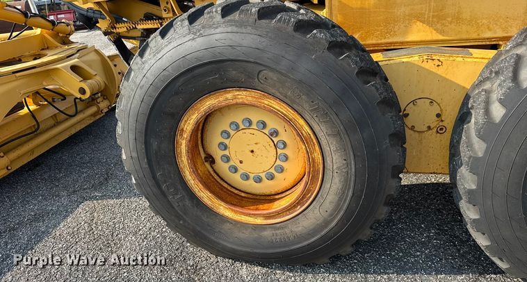 image for item DU6825 2001 John Deere 772CH motor grader