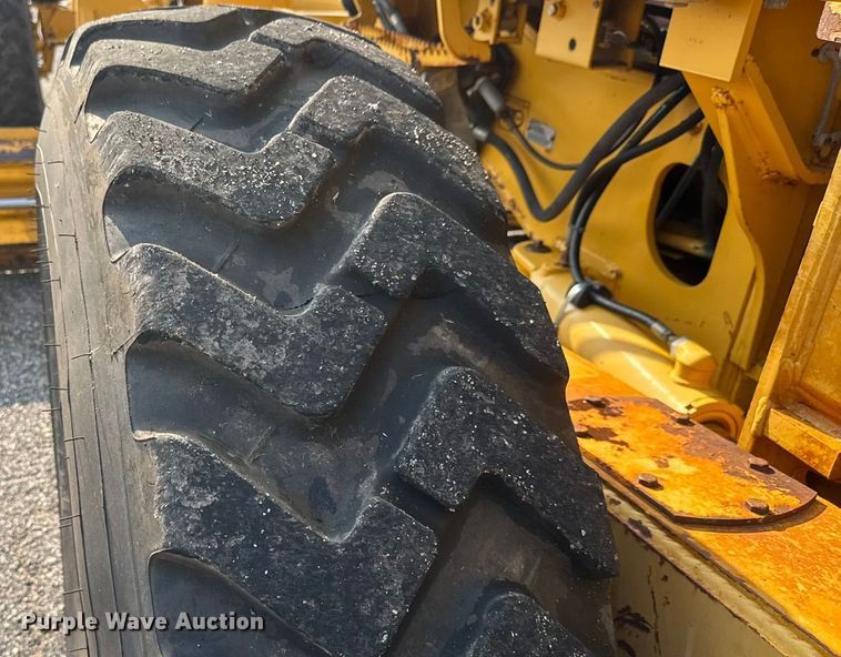 image for item DU6825 2001 John Deere 772CH motor grader