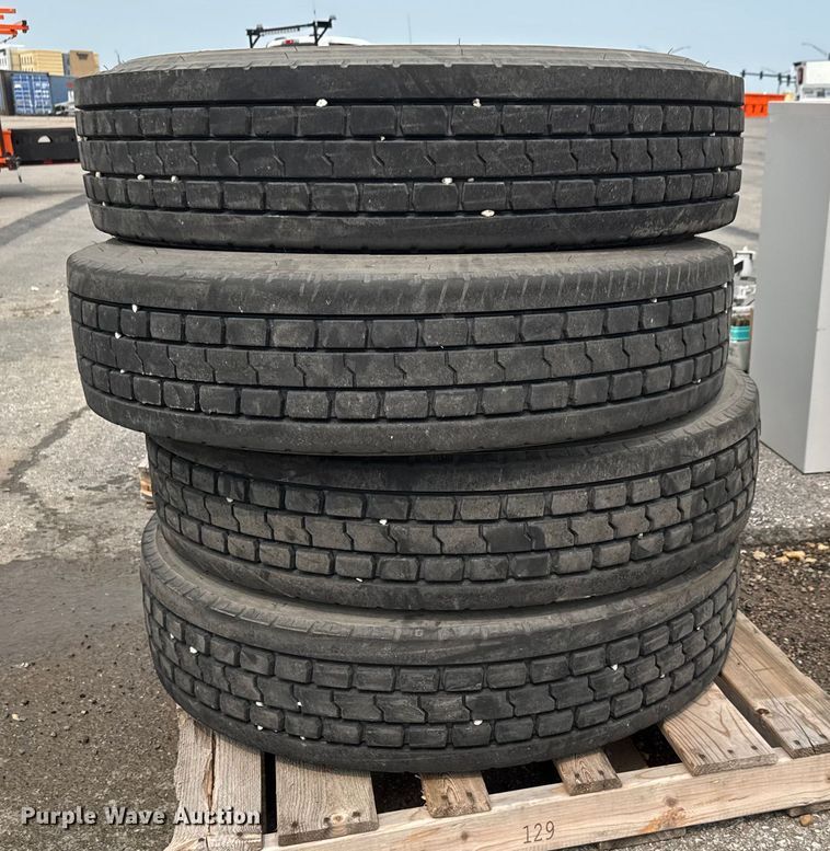 image for item DU6840 (7) Firestone FD691 11R24.5 tires