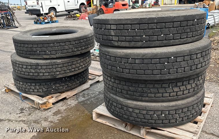 image for item DU6840 (7) Firestone FD691 11R24.5 tires