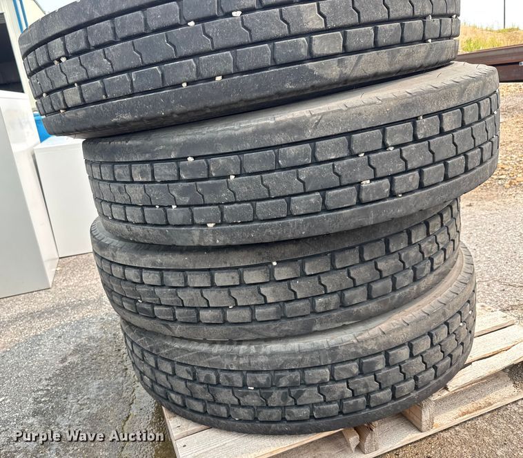 image for item DU6840 (7) Firestone FD691 11R24.5 tires