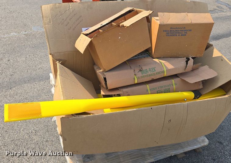 image for item DU6856 Approximately 81 road delineators