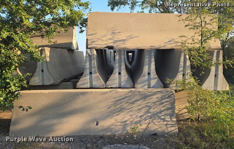 image for item DU6884 (8) concrete barriers