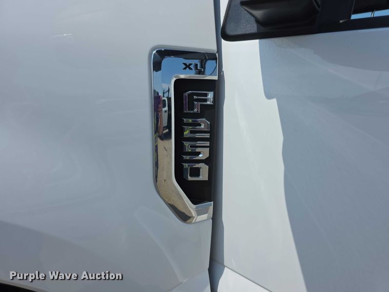 image for item EF3759 2018 Ford F250 Super Duty XL Crew Cab flatbed pickup truck