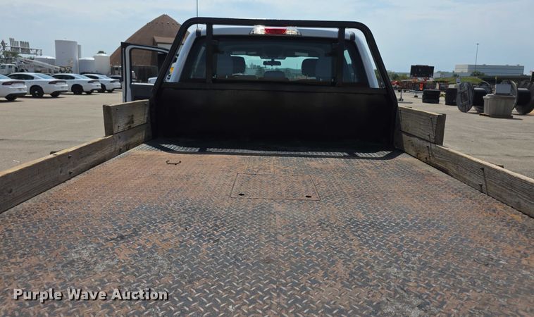 image for item EF3759 2018 Ford F250 Super Duty XL Crew Cab flatbed pickup truck