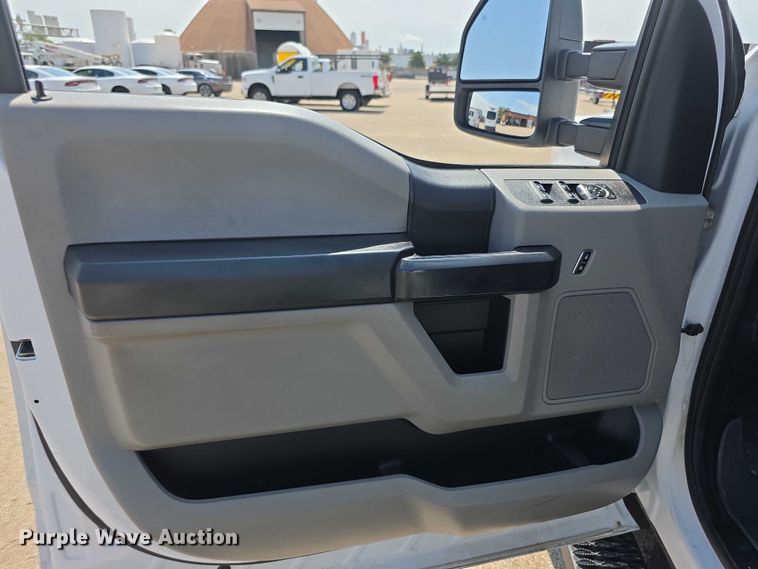 image for item EF3759 2018 Ford F250 Super Duty XL Crew Cab flatbed pickup truck