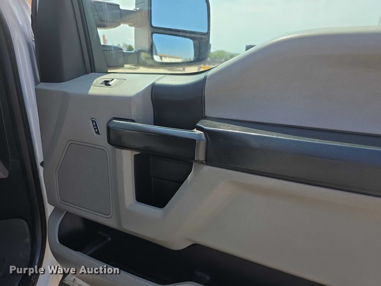 image for item EF3759 2018 Ford F250 Super Duty XL Crew Cab flatbed pickup truck