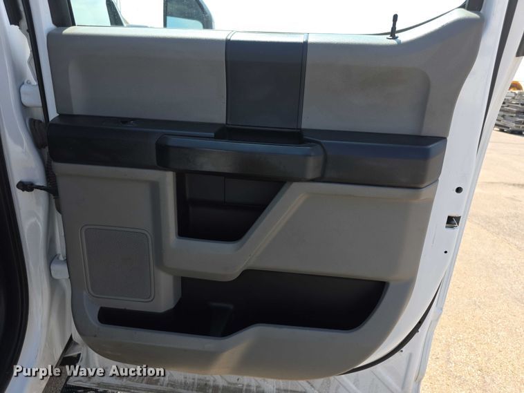 image for item EF3759 2018 Ford F250 Super Duty XL Crew Cab flatbed pickup truck